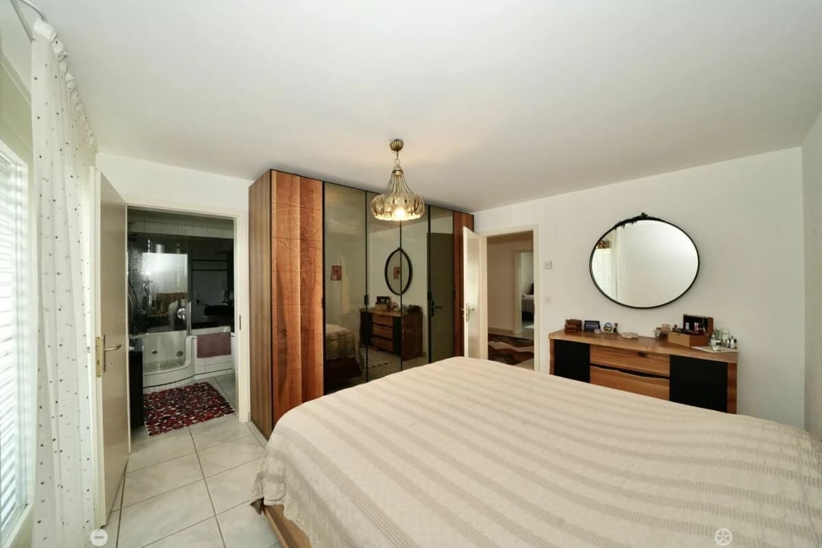 GROSSZÜGIGE WOHNUNG IN ZENTRALER LAGE