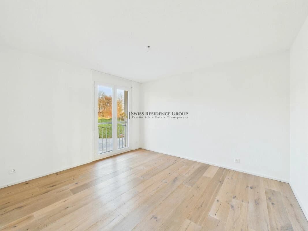 Moderne Wohnung mit Aussicht und Sonnenstrahlen