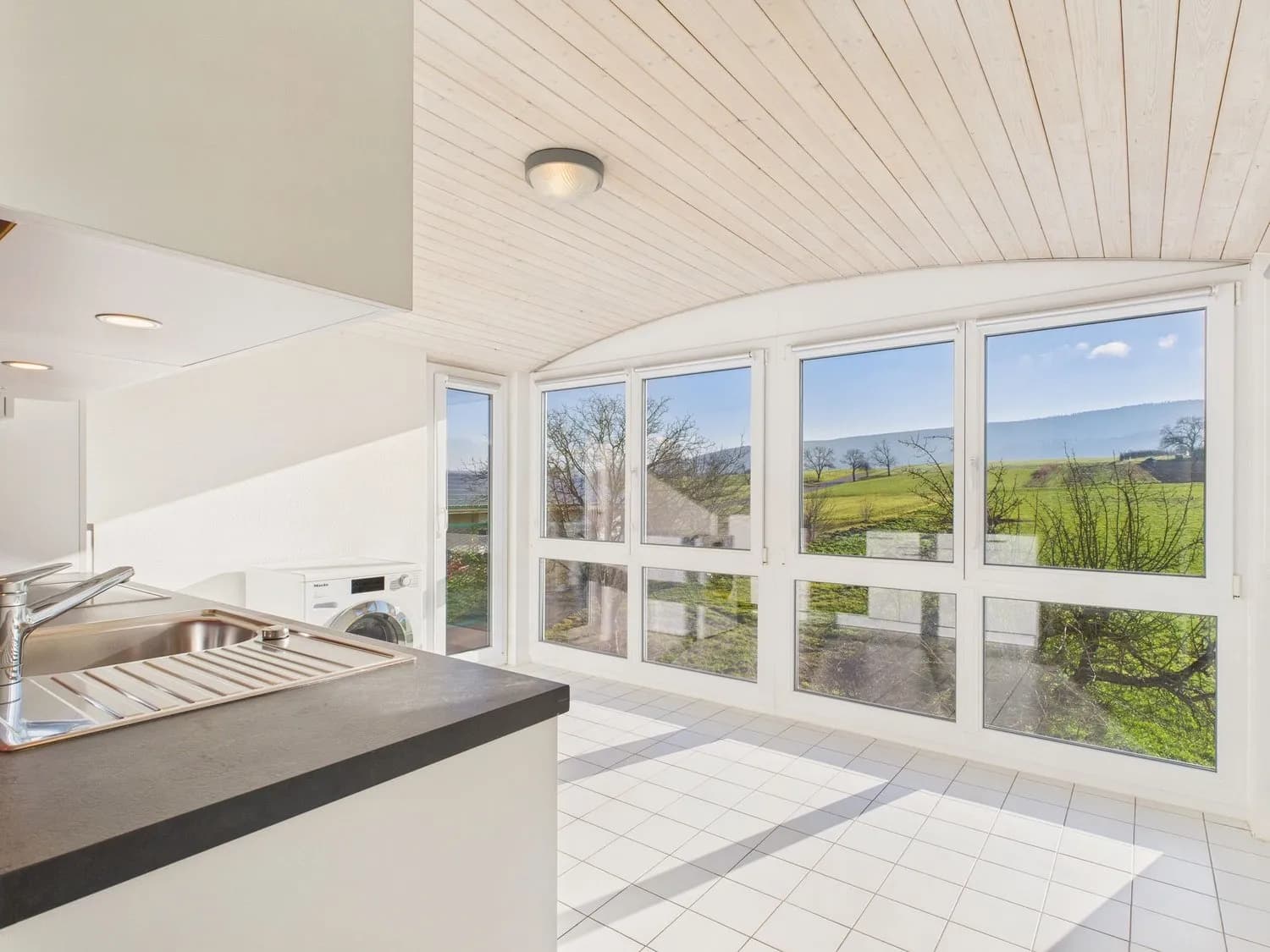 Modern 2.5-Zimmer-Roof-Flat mit Keller und Parkplatz, Biel-Benken