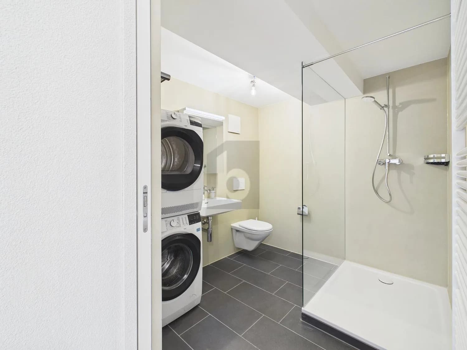 HOCHWERTIGER INNENAUSBAU - ERSTBEZUG!