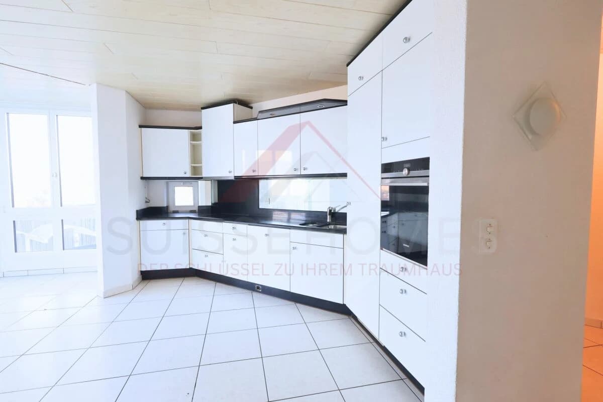 Moderne 4.5-Zimmer-Erdgeschosswohnung mit 36 m² Sitzplatz, Einzelgarage und stufenlosem Zugang in Studen BE
