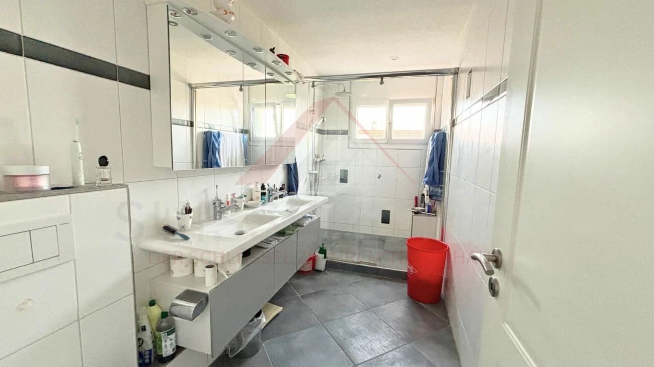 Gepflegtes Einfamilienhaus mit idyllischem Garten im Seeland