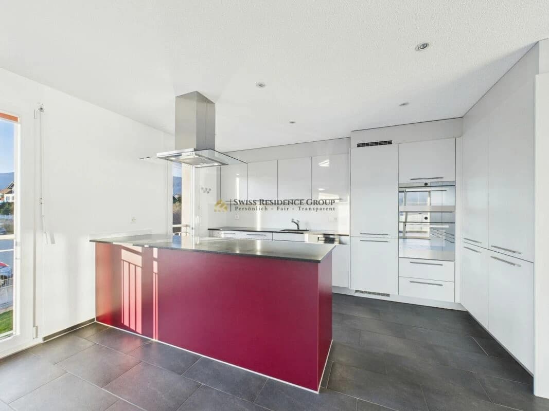 Moderne Wohnung mit Aussicht und Sonnenstrahlen