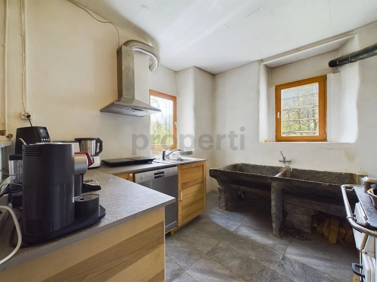 Pittoresca casa plurifamiliare con terreno nel cuore della Val di Blenio / Malvenfarbiges Mehrfamilienhaus mit Grundstück im Herzen des Bleniotals