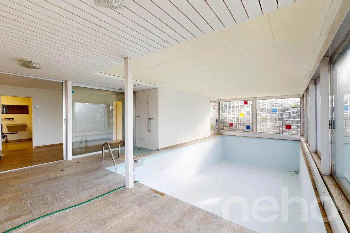 Villa mit Innenpool -  Wohntraum mit Weitsicht und Potenzial