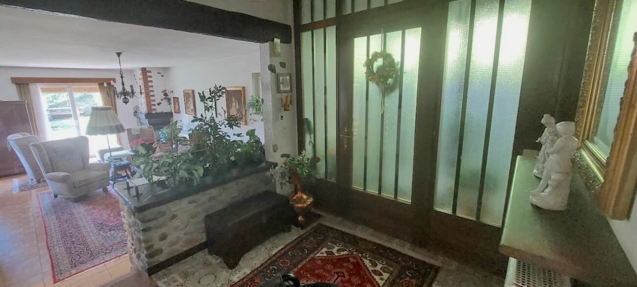 Interessantes EFH mit Lift und Grottino zu verkaufen   Vendesi interessante casa indipendente con ascensore e grottino.