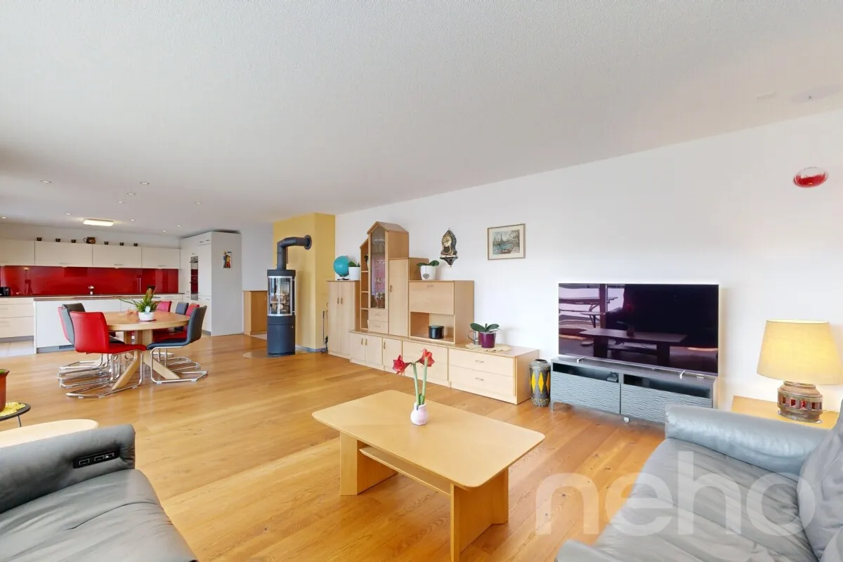 Modern, lichtdurchflutet und zentral gelegen mit schöner Weitsicht