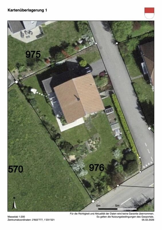 Einfamilienhaus mit separatem Eingang und Büro mit Toilette.