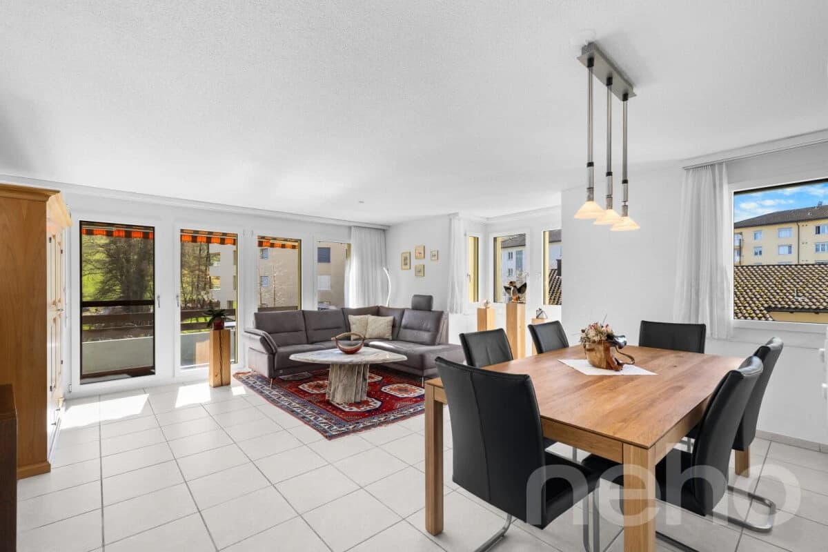 Attraktive 5.5 Zimmer Wohnung in Wilen b. Wollerau