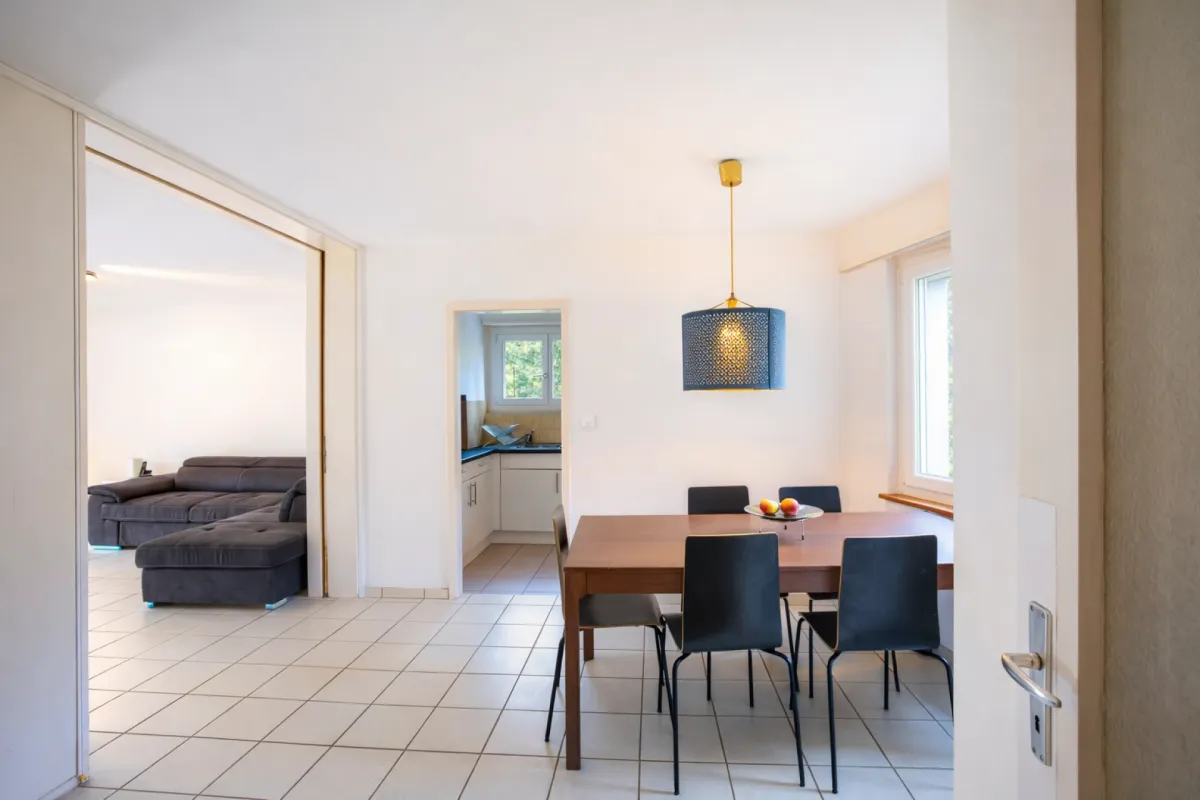 HELLE RÄUME MIT SONNIGEM BALKON