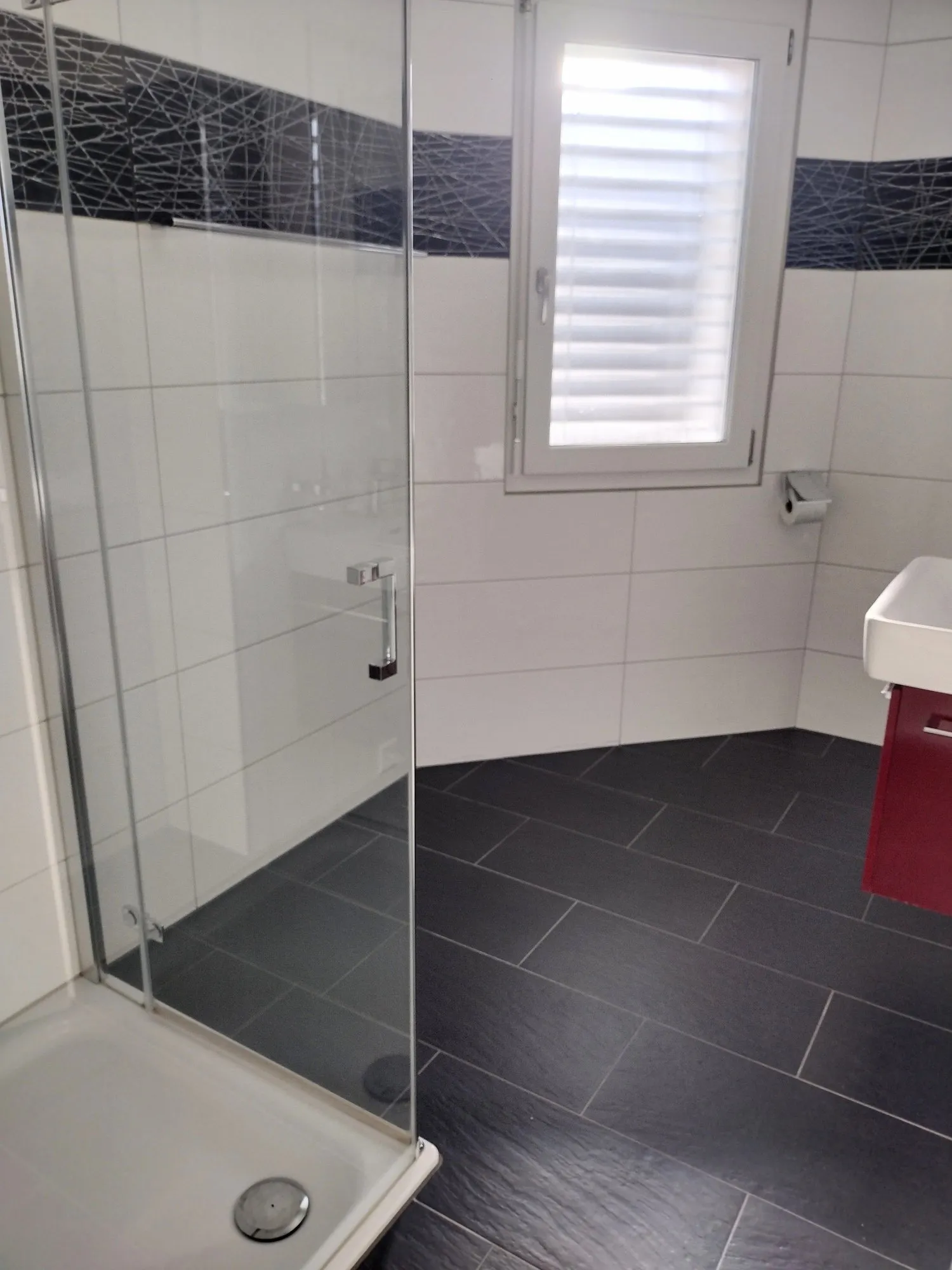 Moderne 5.5-Zimmer-Wohnung mit Lift und viel Licht in Egg