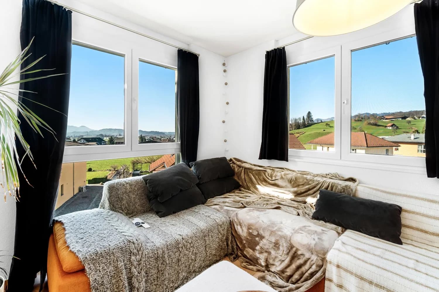 WG-Zimmer mit Wintergarten in der zuckerloser Küche.