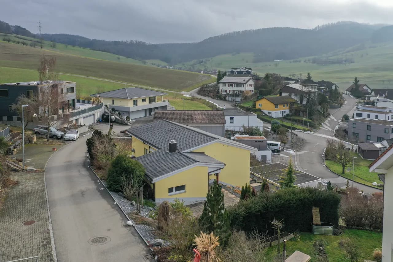 Sonnige Aussichtslage - Familienhaus mit grossem Parkplatzangebot