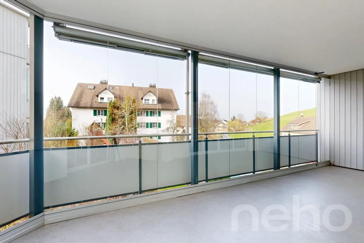 Helle 4.5-Zimmer-Wohnung mit verglastem Balkon