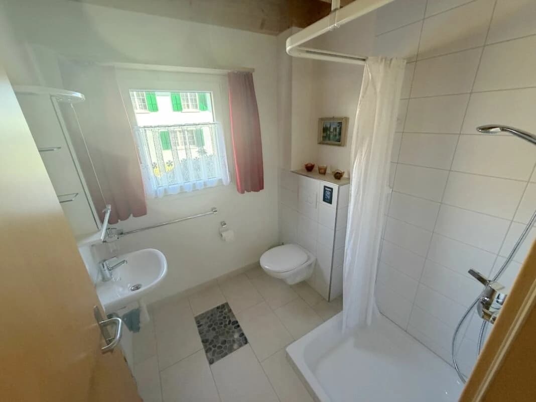 Einfamilienhaus mit separatem Eingang und Büro mit Toilette.
