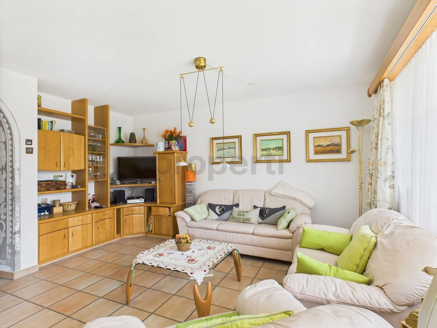 Willkommen in Valens! Zu verkaufen stilvolle 3.5 Zimmer Wohnung mit schönem Bergblick