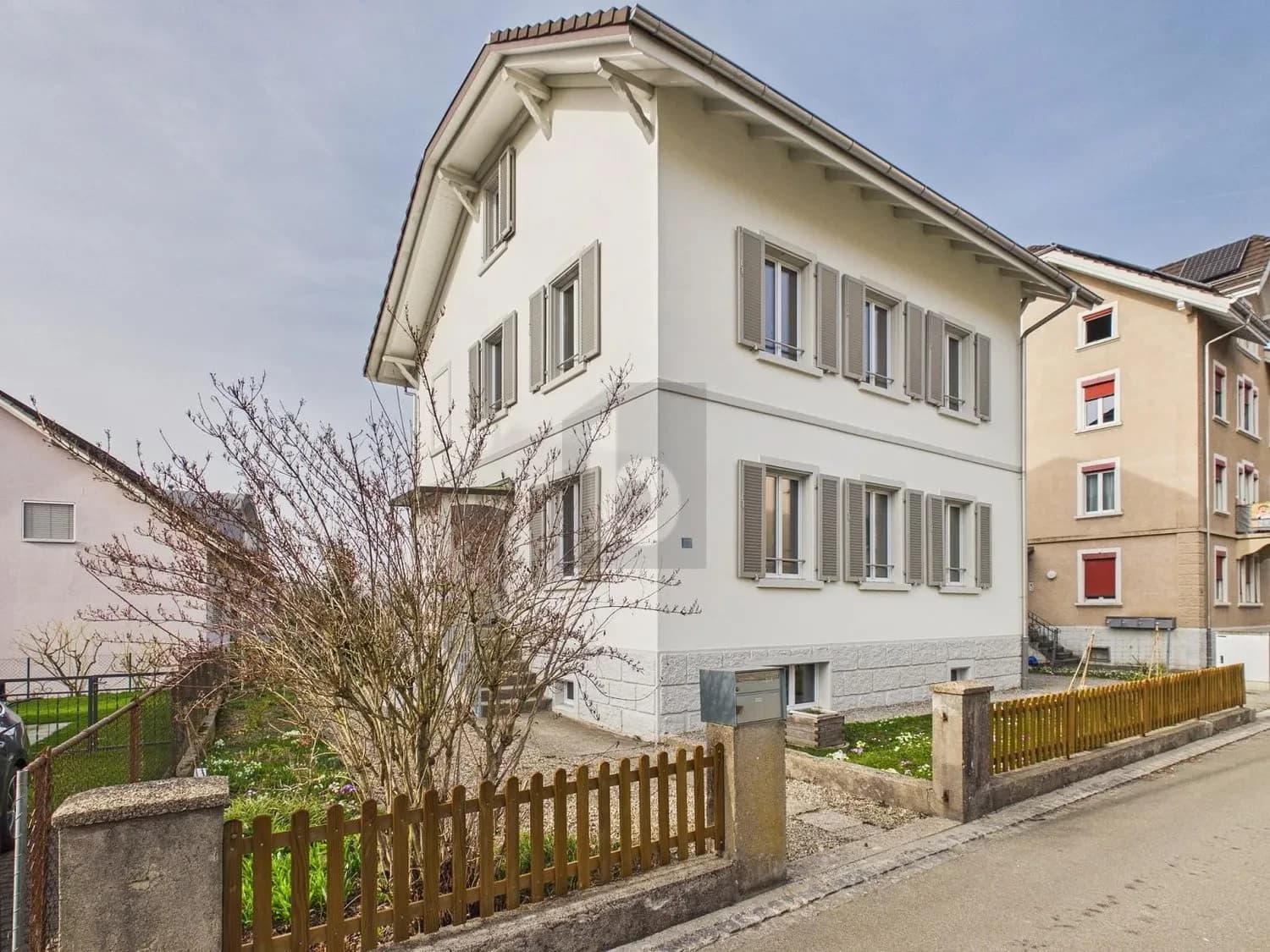 FAMILIENFREUNDLICH UND RUHIG MIT EIGENEM GARTEN