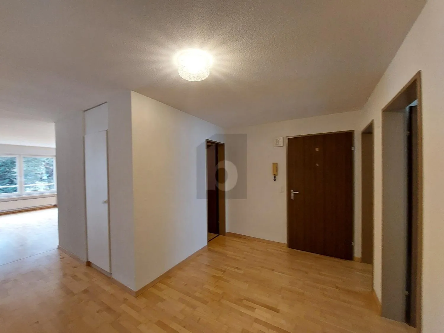 HELL UND FREUNDLICH MIT BERG-PANORAMA