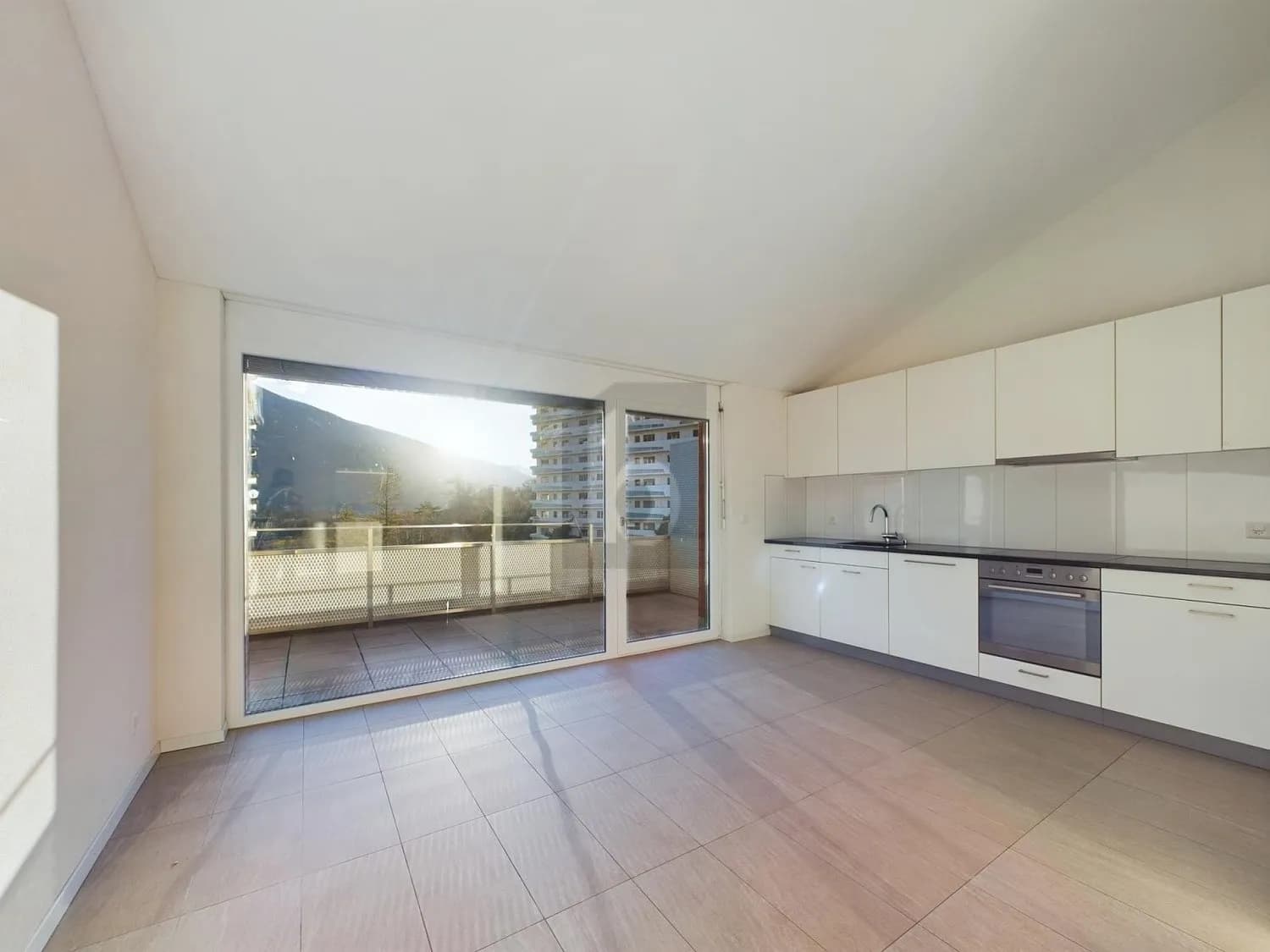 SONNIG, RUHIG MIT WEITBLICK