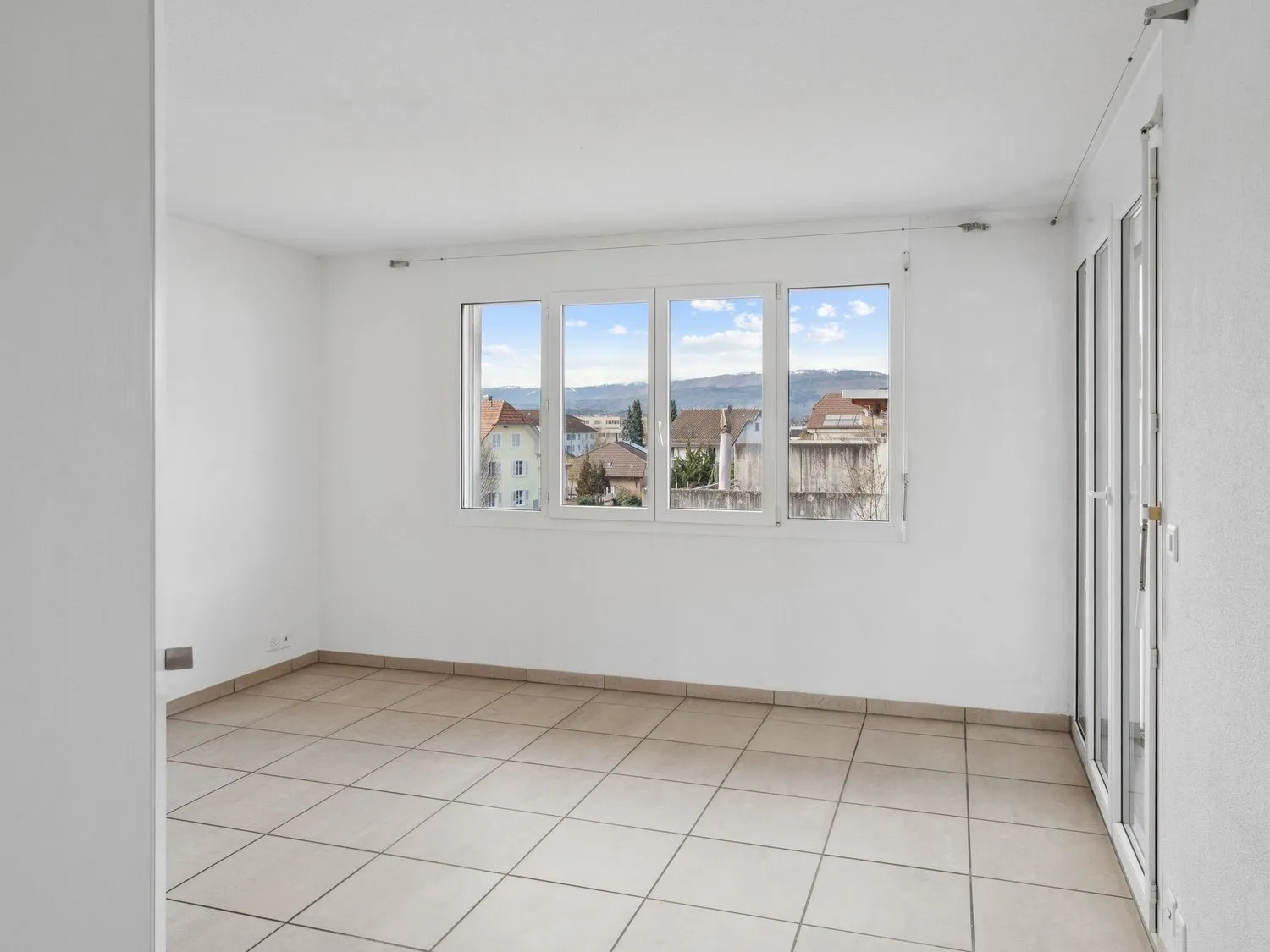 4.5-Zimmer-Wohnung mit 102 m², 15.7 m² Loggia & Schwedenofen – Wohnen mit Komfort in Lyss