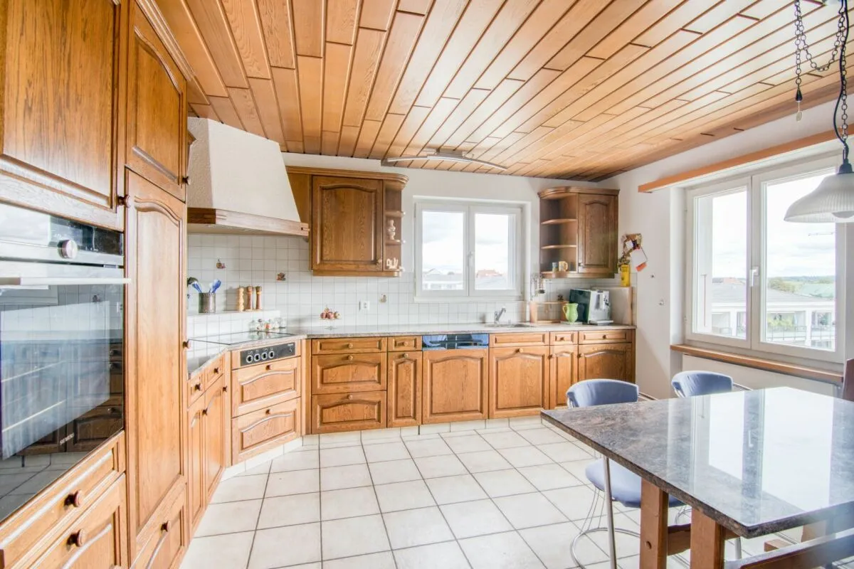 Grosszügiges 6.5-Zimmer-Einfamilienhaus mit Einliegerwohnung, Doppelgarage, 1'053 m² Gartenparadies und Weitsicht auf die Alpen