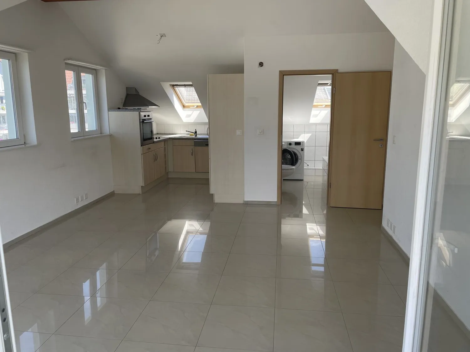 Helle, moderne Dachwohnung mit reizendem Umschwung!