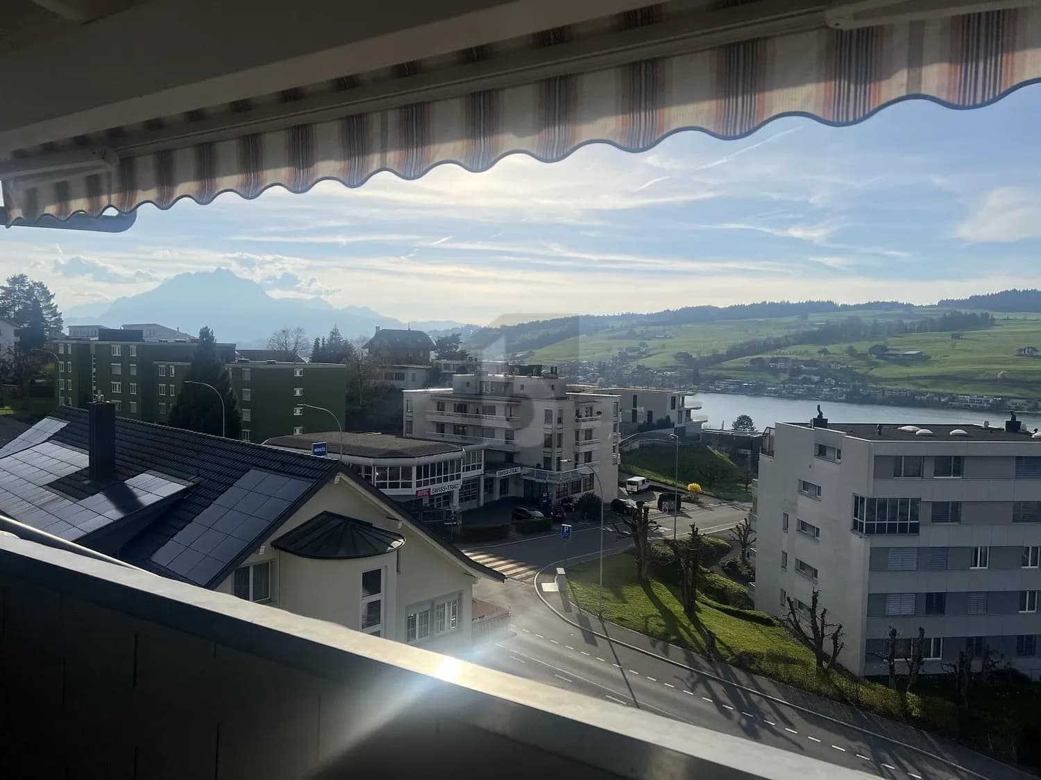 GROSSZÜGIG, ELEGANT MIT GEDEKTEM BALKON