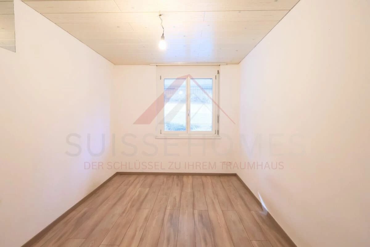 Moderne 4.5-Zimmer-Erdgeschosswohnung mit 36 m² Sitzplatz, Einzelgarage und stufenlosem Zugang in Studen BE