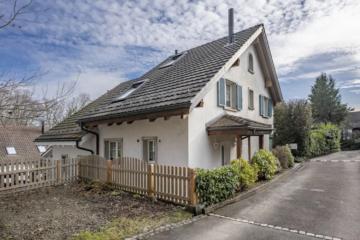 4.5-Zimmer Einfamilienhaus mit zwei Einzelgaragen