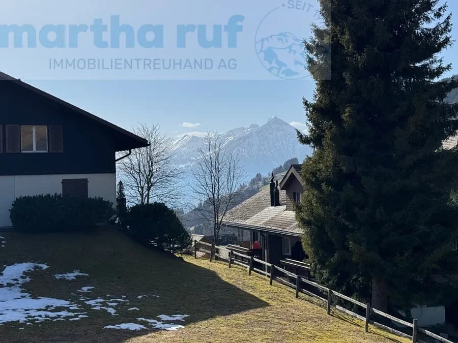 ruhige & moderne 2.5-Zim.-Ferienwohnung mit grossem Eckbalkon