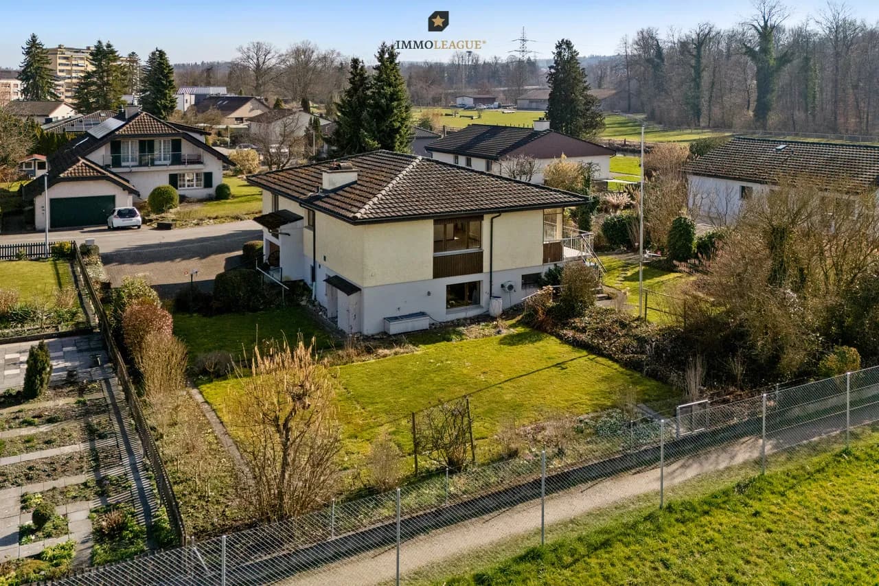 Freistehendes Einfamilienhaus mit grossem Umschwung.