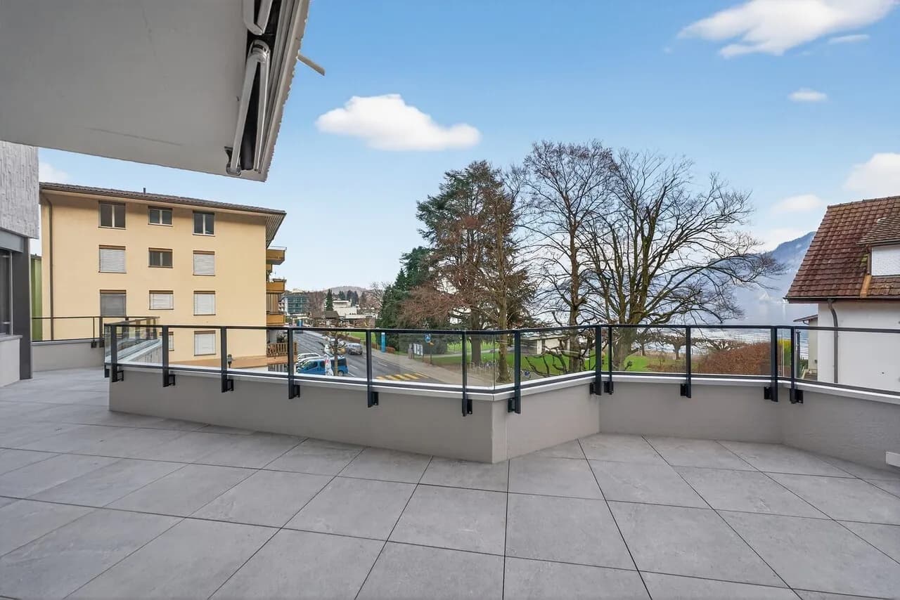 Erstvermietung: Kernsarnierte 3.5-Zimmer-Wohnung mit Berg & Seeblick