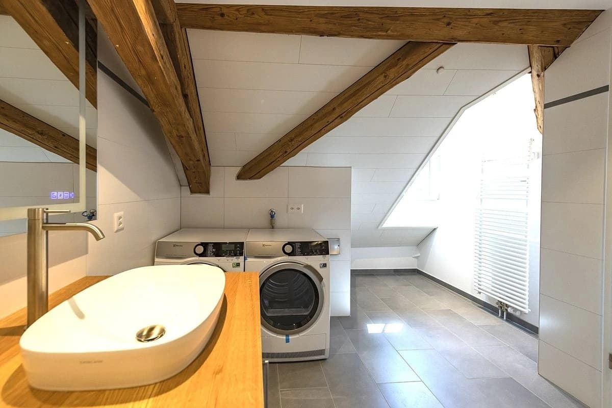 Grosse, moderne Dachwohnung mit direktem Liftzugang