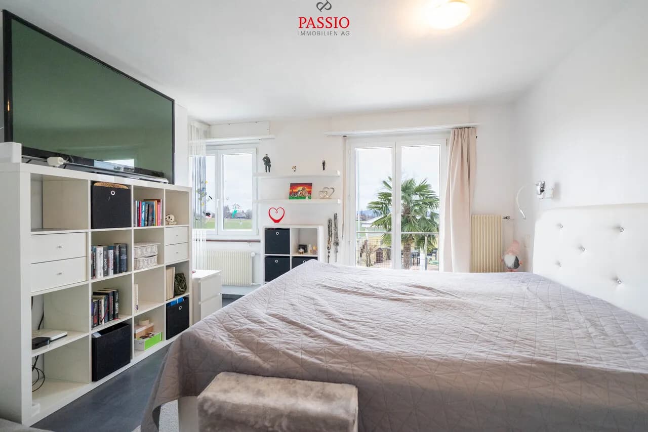 12-Zimmer 2-Familienhaus mit Pool & unverbaubarer Lage nahe Bern