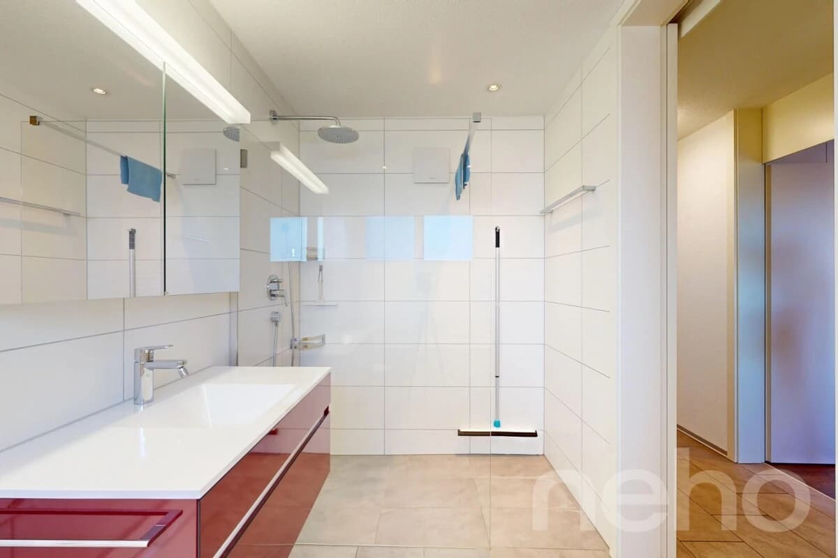 Modern, lichtdurchflutet und zentral gelegen mit schöner Weitsicht