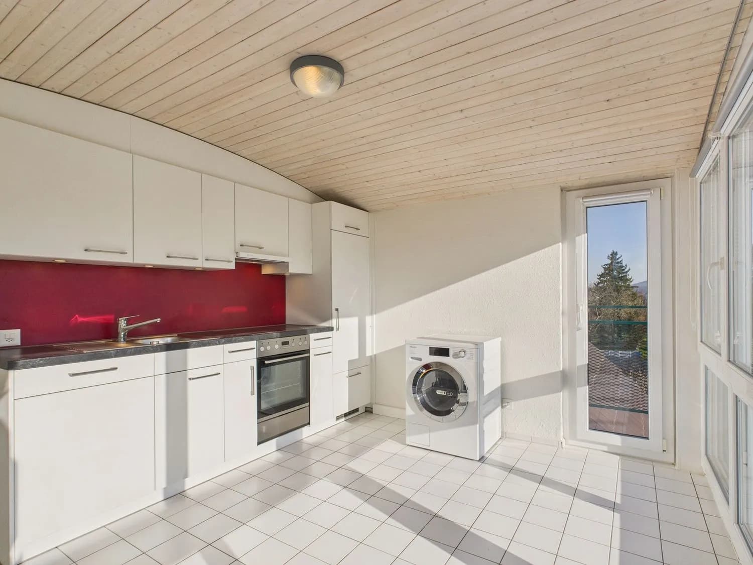 Modern 2.5-Zimmer-Roof-Flat mit Keller und Parkplatz, Biel-Benken