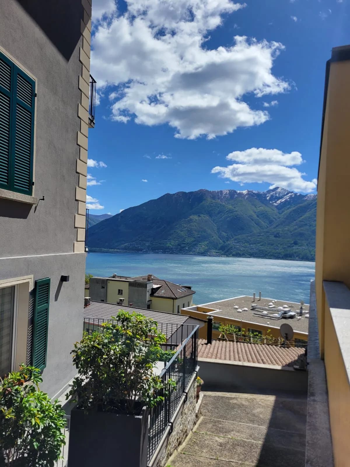 Stabile Einkommensquelle mit Gewerbe- und Wohnflächen in Orselina/ Fonte di reddito stabile con spazi commerciali e residenziali a Orselina