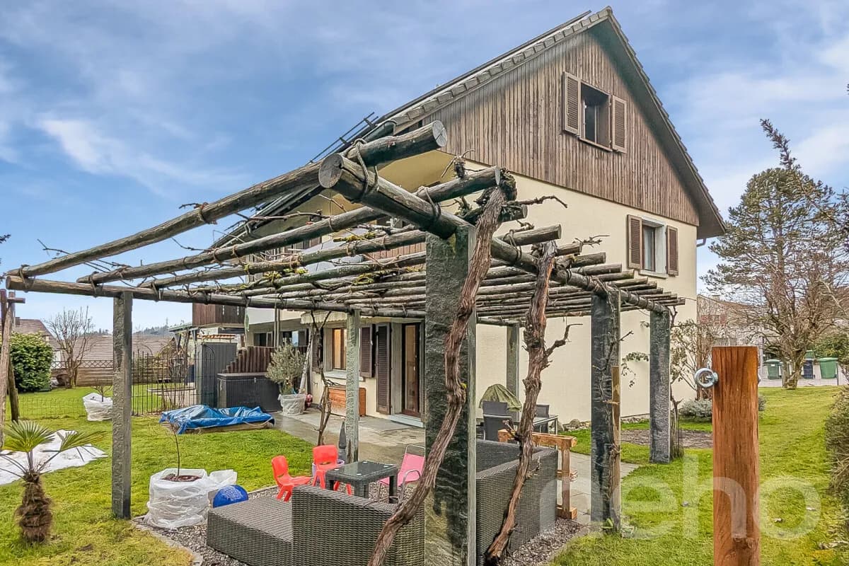 Modernisiertes DEFH mit PV-Anlage, Wärmepumpe und Pergola
