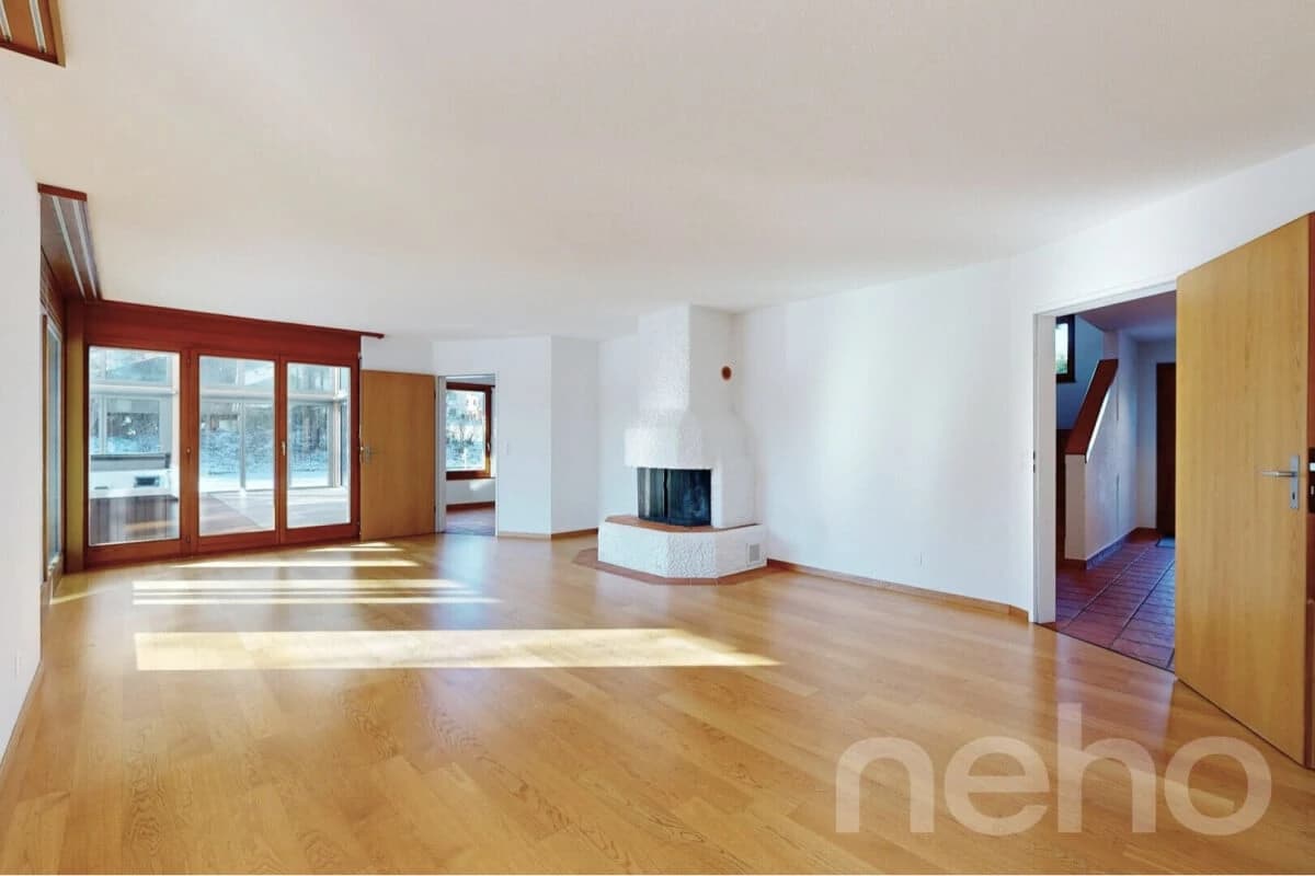 Grosses Einfamilienhaus mit Garten, Wintergarten und viel Potenzial