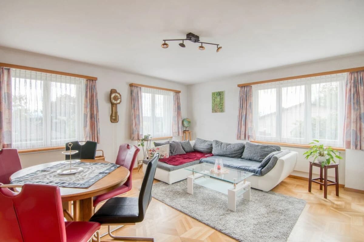 Grosszügiges 6.5-Zimmer-Einfamilienhaus mit Einliegerwohnung, Doppelgarage, 1'053 m² Gartenparadies und Weitsicht auf die Alpen