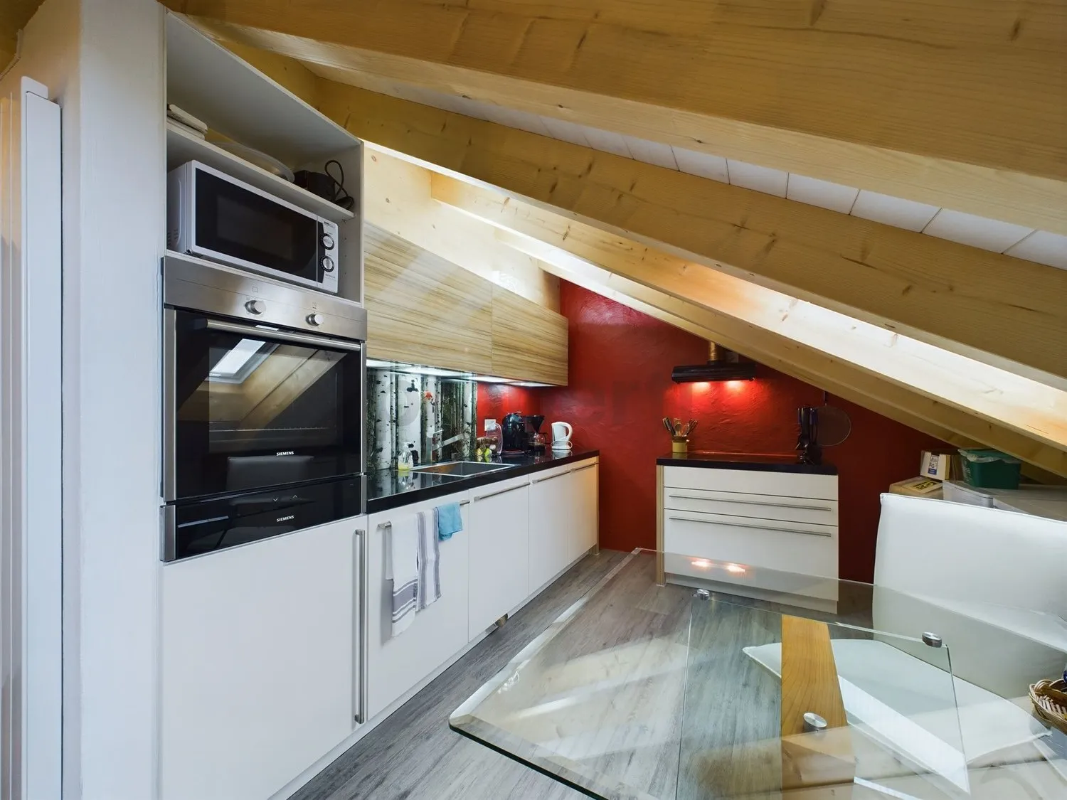 Einzigartiges 5.5-Zimmer-Einfamilienhaus mit separater Dachwohnung in IntragnaUnica casa indipendente di 5,5 locali con attico separato a Intragna