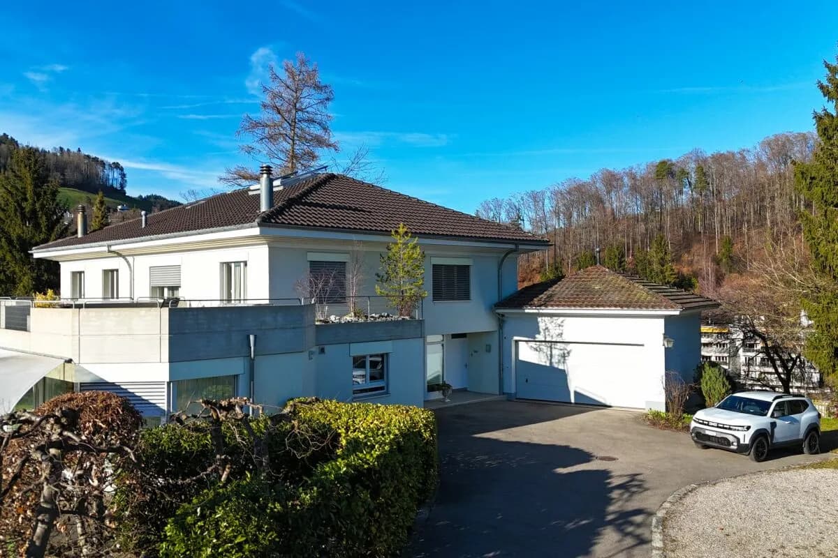 Grosszügiges 6-Zimmer Doppeleinfamilienhaus mit Landhauscharakter und sonnigem Garten in ruhiger Lage nahe Bern.