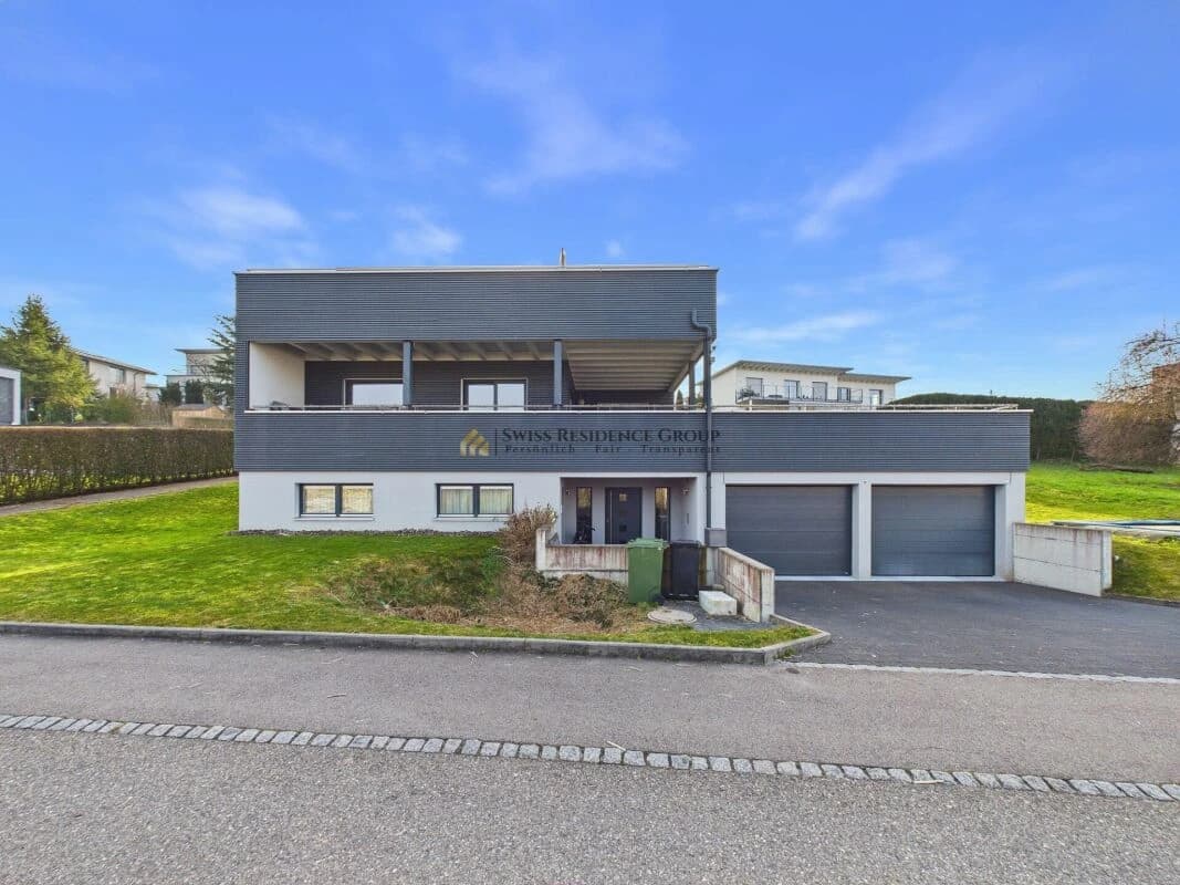 Modernes Generationenhaus mit Terrassen, Garten und Weitsicht in Bellmund