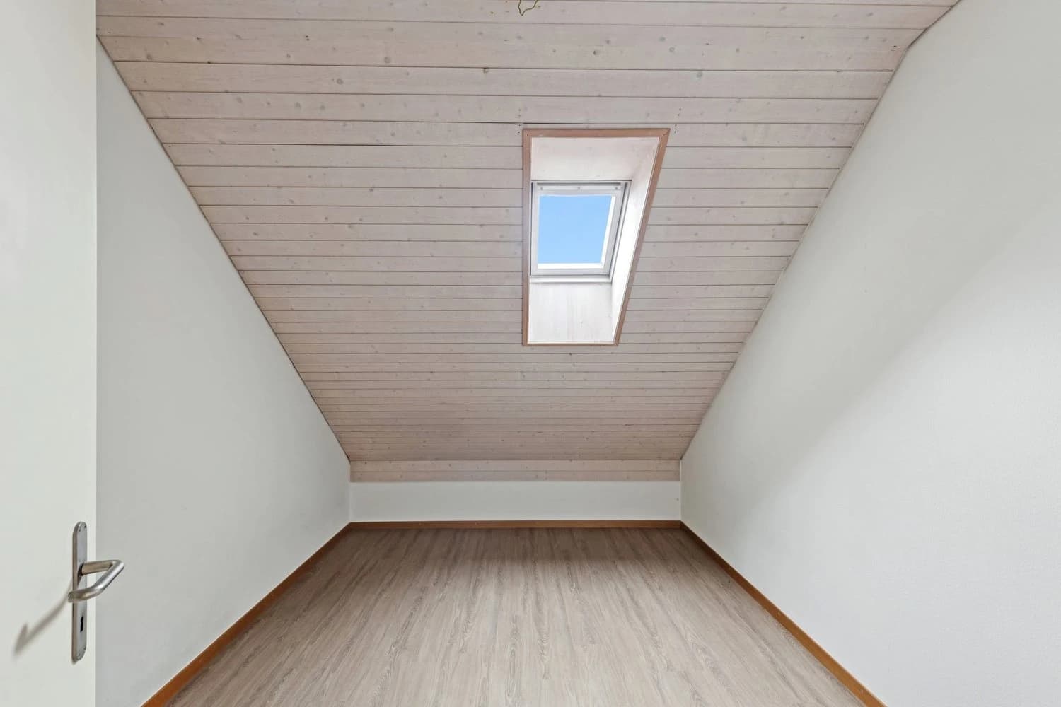 Für Dachwohnungen-Liebhaber! *Mieten ohne Kaution*