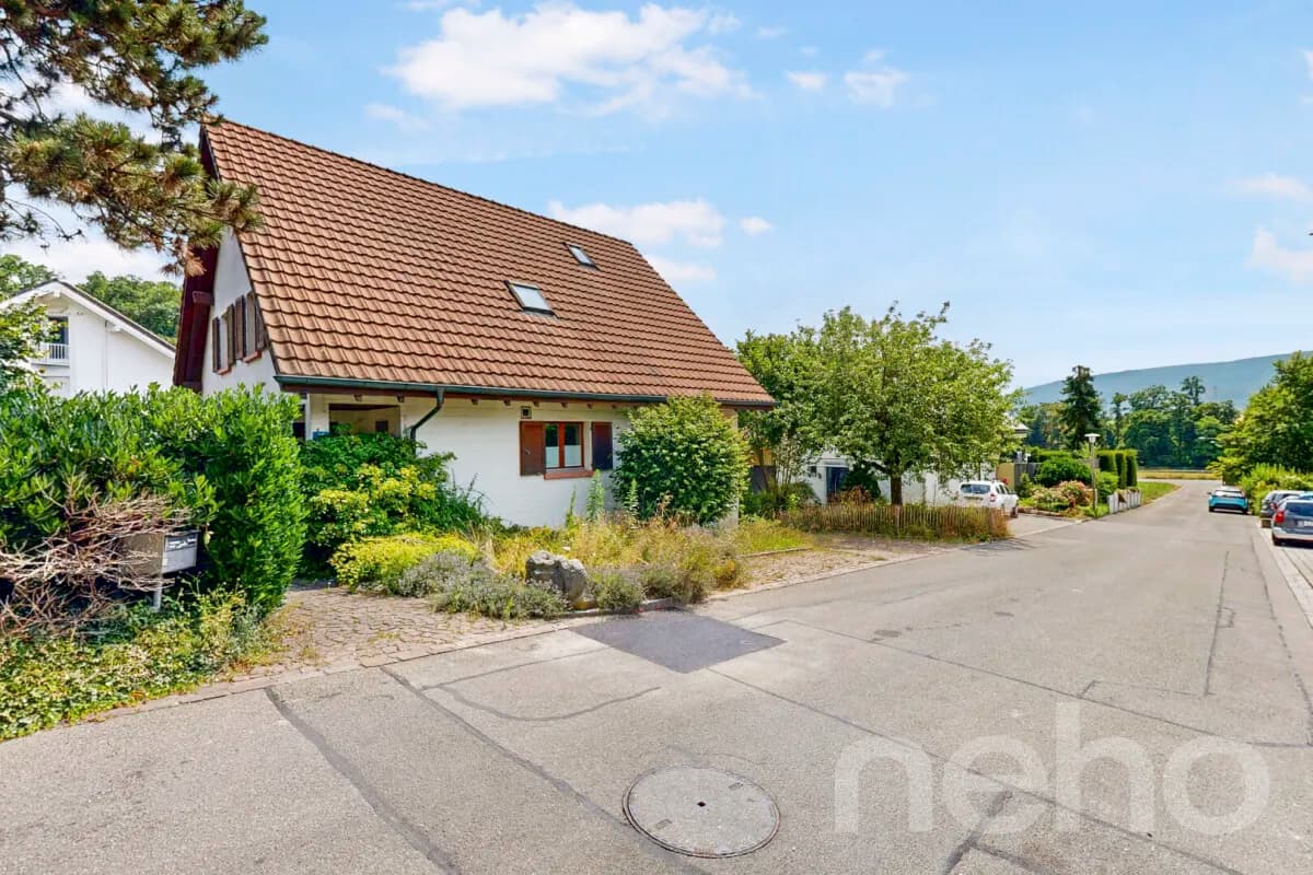 Freistehendes Einfamilienhaus mit Naturpool in ruhiger Lage