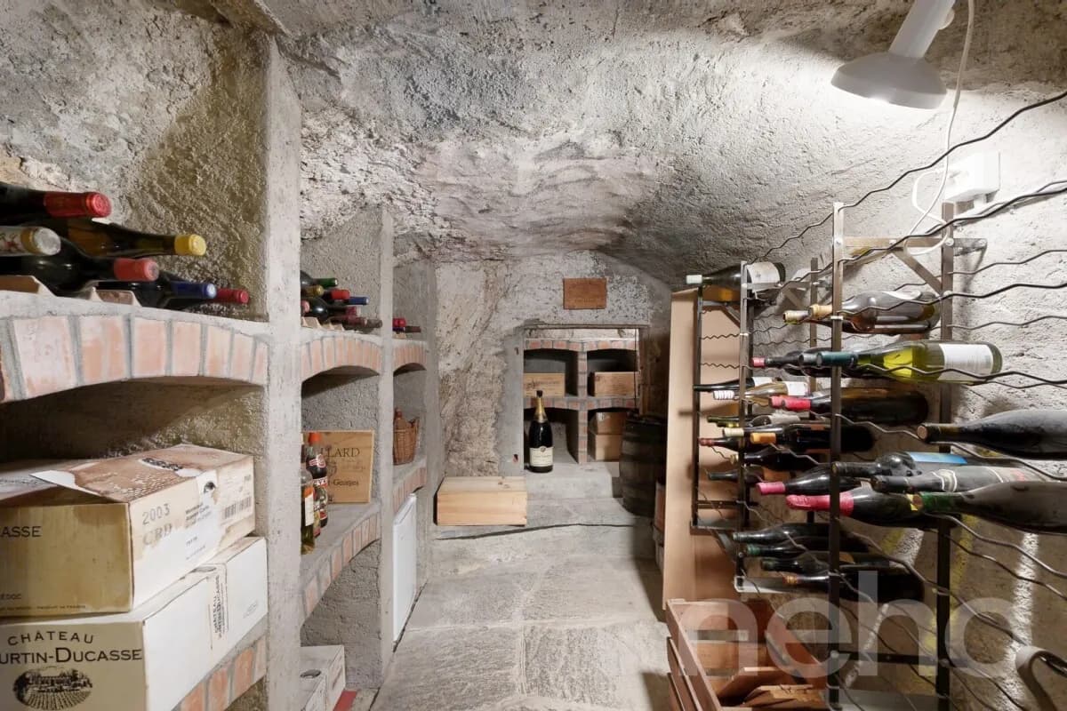 Family home with 2 units, large garden and forest views