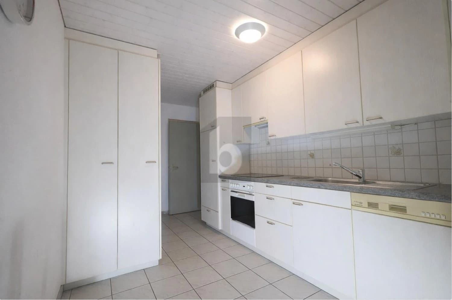 PRAKTISCH, ZENTRAL & GUT ANGEBUNDEN