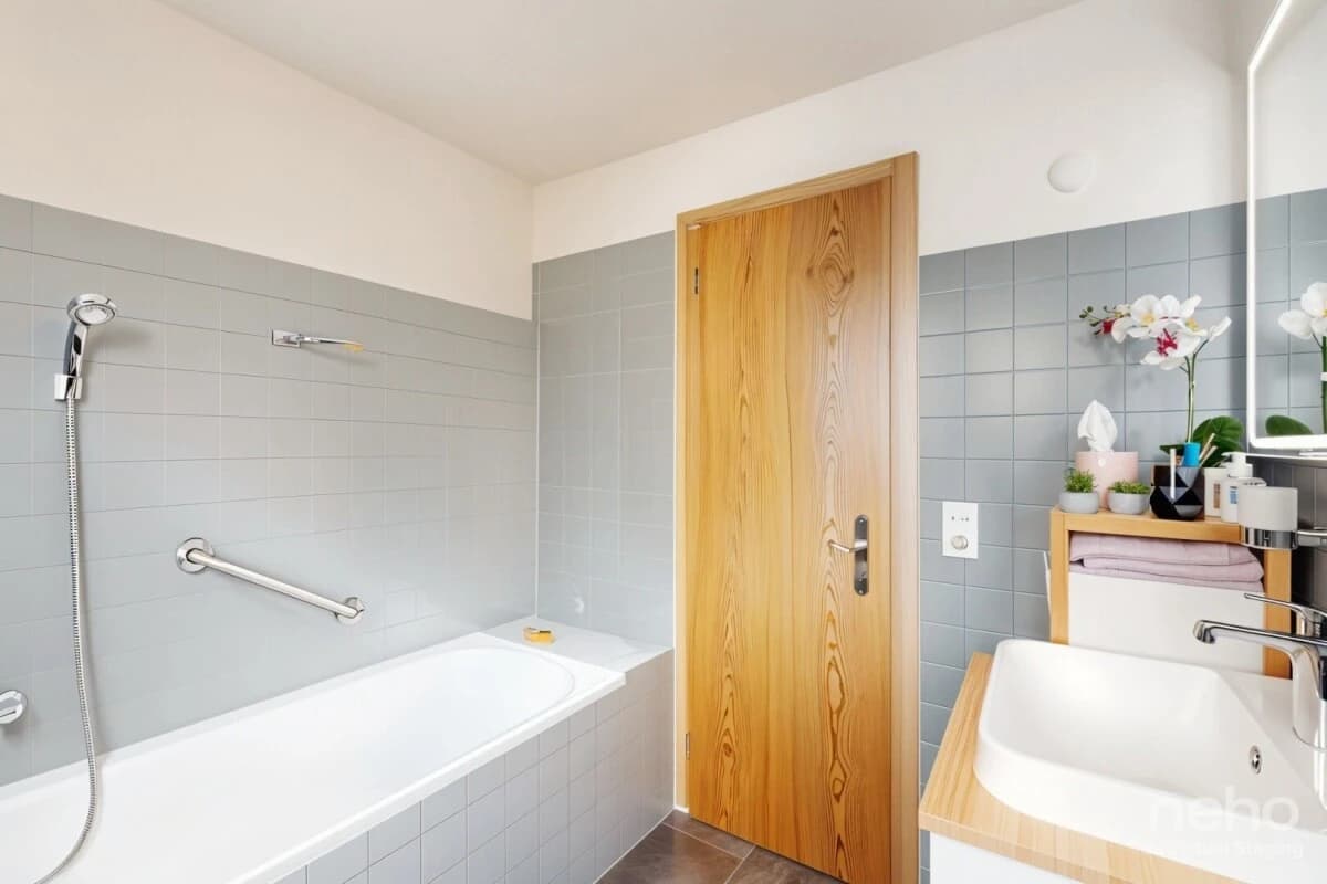 Schöne möblierte Dachgeschosswohnung mit Galerie