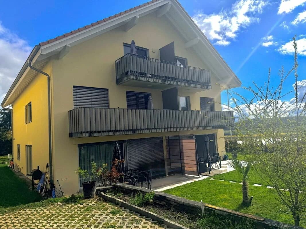 Moderne 3.5 Zi Wohnung mit Balkon nahe Brüttelen BHF