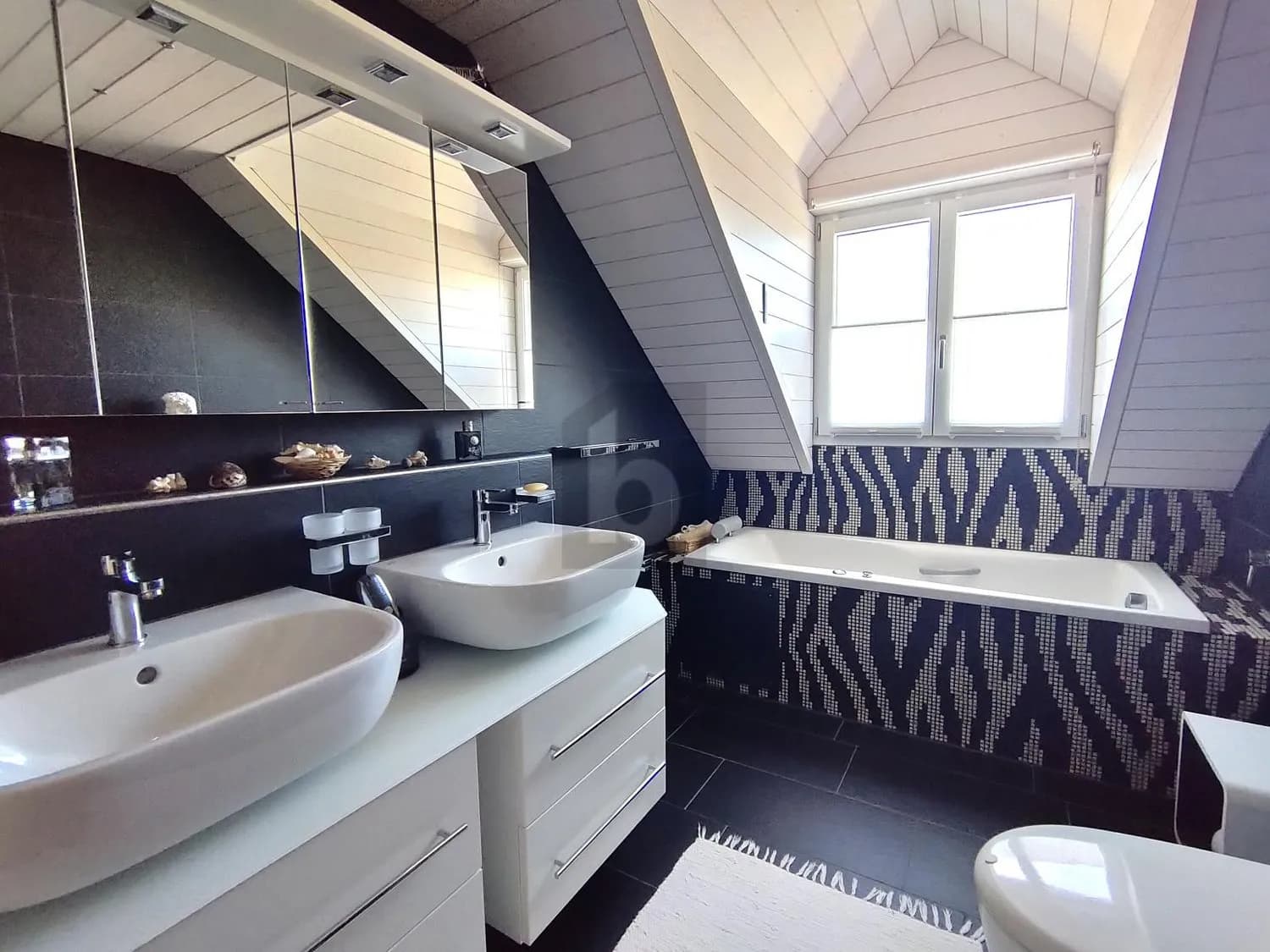 PREISHIT ! RUHIG GELEGEN, DREI BADEZIMMER, TOP-AUSBAU